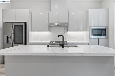 Modern 2019-built townhouse offering 2 bedrooms, 2.5 bathrooms - photo 7