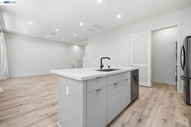 Modern 2019-built townhouse offering 2 bedrooms, 2.5 bathrooms - photo 8
