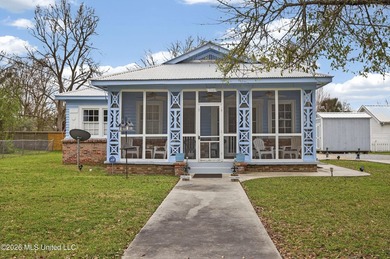 A charming and historical three bedroom, three bath cottage is - photo 1