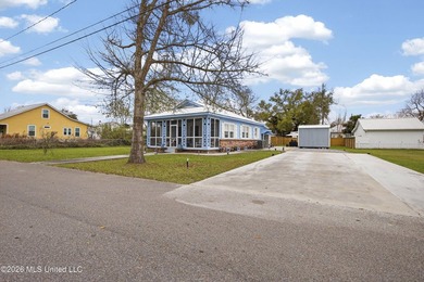 A charming and historical three bedroom, three bath cottage is - photo 4