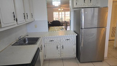 Beautiful Spacious, 1 bedroom, 1.5 bath unit with a large - photo 5