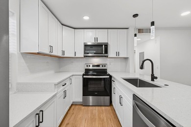 Completely Renovated 2/2 Ground-Floor Condo in Kings Point! - photo 4