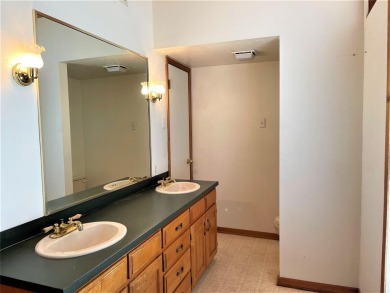 Room for Family & Friends!  Gated Circle driveway for easy - photo 19