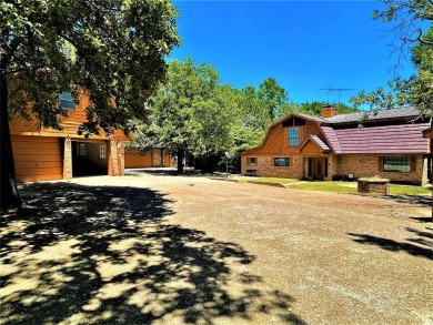 Room for Family & Friends!  Gated Circle driveway for easy - photo 31