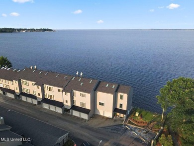 Ross Barnett Reservoir Condo For Sale in Ridgeland Mississippi
