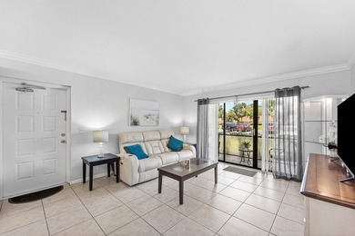 Impeccably maintained residence in the gated community of Palm - photo 3