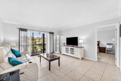 Impeccably maintained residence in the gated community of Palm - photo 6