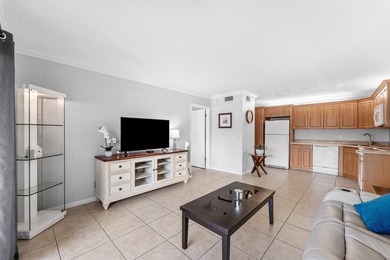 Impeccably maintained residence in the gated community of Palm - photo 7