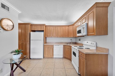 Impeccably maintained residence in the gated community of Palm - photo 10
