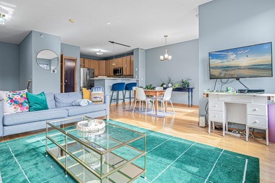 Experience elevated North Loop living in this stunning top-floor - photo 2