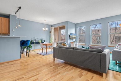 Experience elevated North Loop living in this stunning top-floor - photo 4