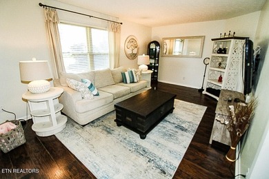 4BR 3 Full baths. 2 full kitchens! Perfect for large family or - photo 2