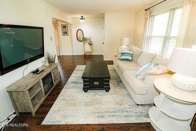 4BR 3 Full baths. 2 full kitchens! Perfect for large family or - photo 3