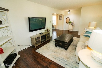 4BR 3 Full baths. 2 full kitchens! Perfect for large family or - photo 4