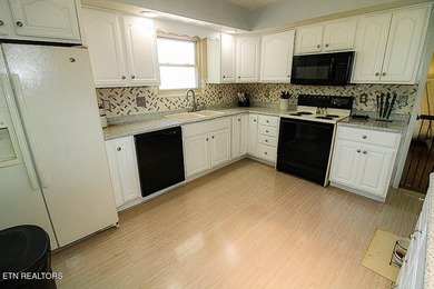 4BR 3 Full baths. 2 full kitchens! Perfect for large family or - photo 6
