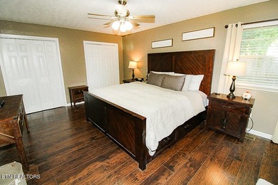 4BR 3 Full baths. 2 full kitchens! Perfect for large family or - photo 7