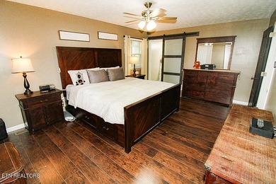4BR 3 Full baths. 2 full kitchens! Perfect for large family or - photo 8