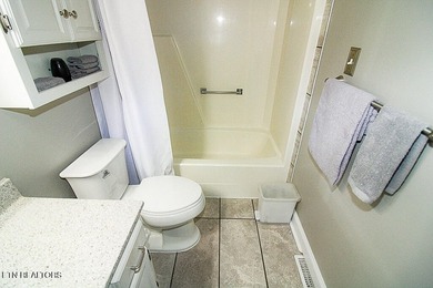 4BR 3 Full baths. 2 full kitchens! Perfect for large family or - photo 10