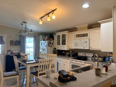 Spacious 3 bedroom, 2 bathroom manufactured home in a 55+ golf - photo 10