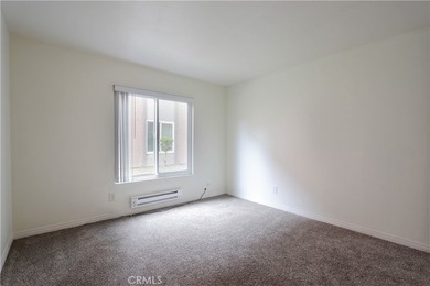 Nicely updated first-floor end-unit offering 3 bedrooms, 2 - photo 17