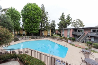 Nicely updated first-floor end-unit offering 3 bedrooms, 2 - photo 20
