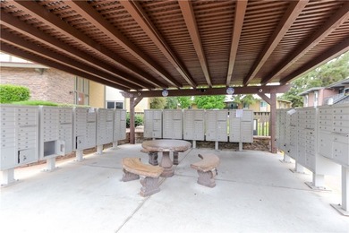 Nicely updated first-floor end-unit offering 3 bedrooms, 2 - photo 24