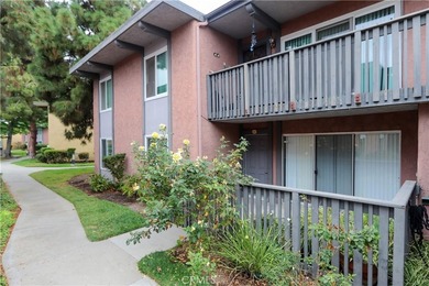 Nicely updated first-floor end-unit offering 3 bedrooms, 2 - photo 26