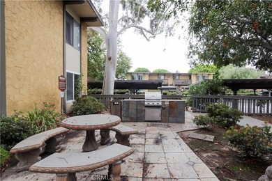 Nicely updated first-floor end-unit offering 3 bedrooms, 2 - photo 27
