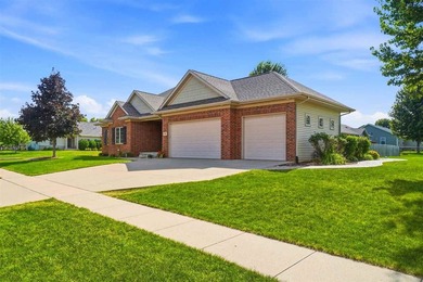 This expansive brick front ranch home exudes curb appeal! - photo 40