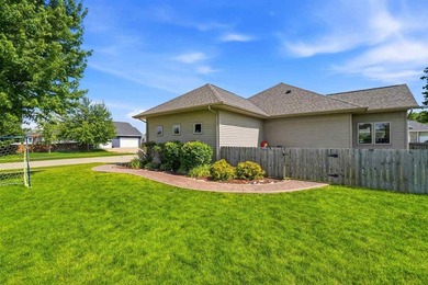 This expansive brick front ranch home exudes curb appeal! - photo 42