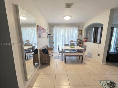 Spacious two-story single-family home offering 3 bedrooms, 2 - photo 3