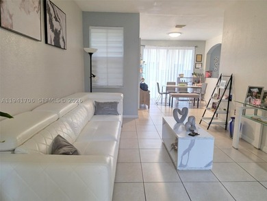 Spacious two-story single-family home offering 3 bedrooms, 2 - photo 5