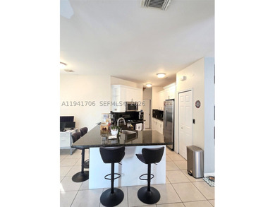 Spacious two-story single-family home offering 3 bedrooms, 2 - photo 8