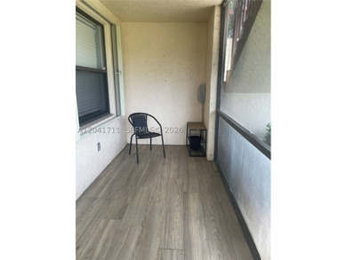 LOCATION!!! LOCATION!! BEAUTIFUL, CLEAN AND COZY 2/2 CONDO READY - photo 3