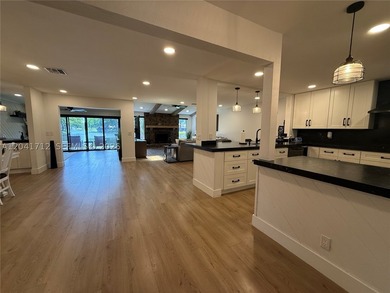 Lakefront luxury furnished home in desirable Townhomes at Deer - photo 3