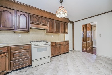 Exceptional Value in Lower Todt Hill! Welcome to this - photo 12