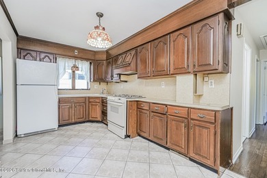 Exceptional Value in Lower Todt Hill! Welcome to this - photo 15