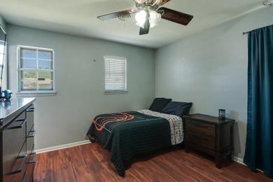 Fantastic 3 bedroom, 2 bath home offering over 1,800 square feet - photo 15