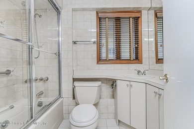 Exceptional Value in Lower Todt Hill! Welcome to this - photo 35