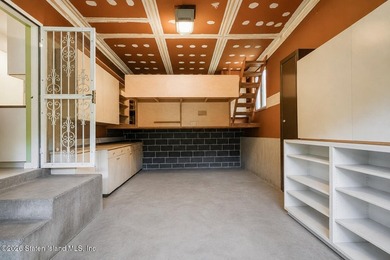 Exceptional Value in Lower Todt Hill! Welcome to this - photo 36