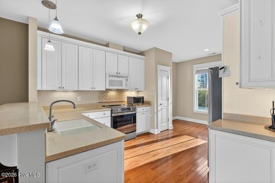 Upgraded Premium 1 Yr Home Warranty Included! You'll love coming - photo 10