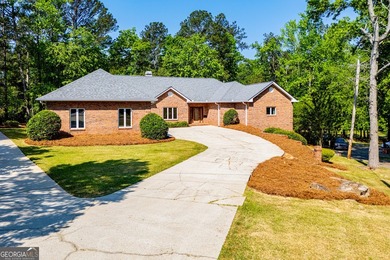 Welcome to this beautifully maintained four-sided brick ranch - photo 1