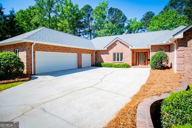 Welcome to this beautifully maintained four-sided brick ranch - photo 3