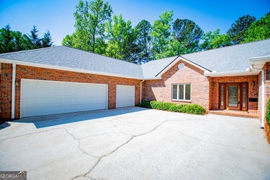 Welcome to this beautifully maintained four-sided brick ranch - photo 4