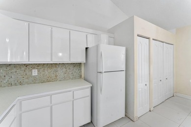 Spacious 3-bedroom, 2-bath villa featuring soaring vaulted - photo 7