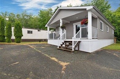 Backing onto greenspace, this bright, 2 bedroom, 2 bathroom - photo 2