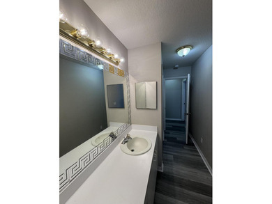 Welcome to this charming three-bedroom, three-bathroom townhouse - photo 21