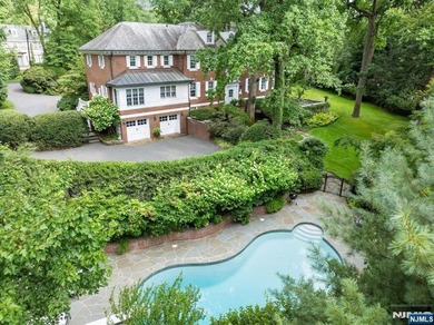 Experience unparalleled grandeur at 200 Lincoln Street a - photo 2