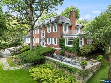 Experience unparalleled grandeur at 200 Lincoln Street a - photo 7
