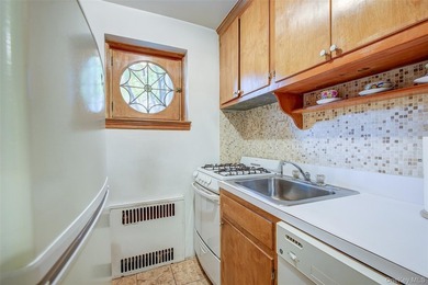 WELCOME TO FOREST HILLS SOUTH. CHARMING STUDIO APARTMENT WITH - photo 13